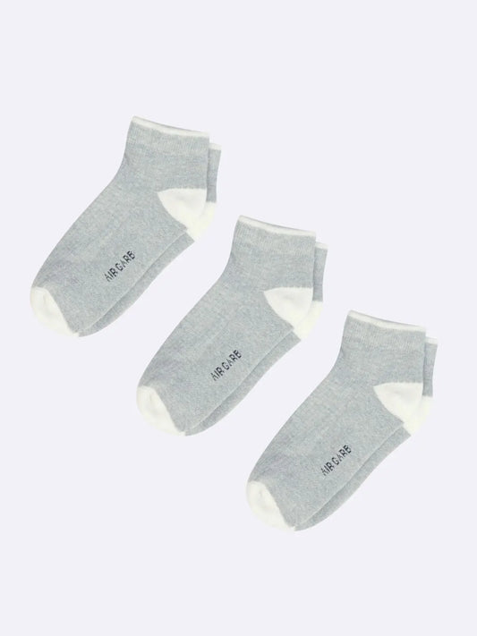 Cozy ribbed ankle socks ideal for all seasons, providing a soft feel.